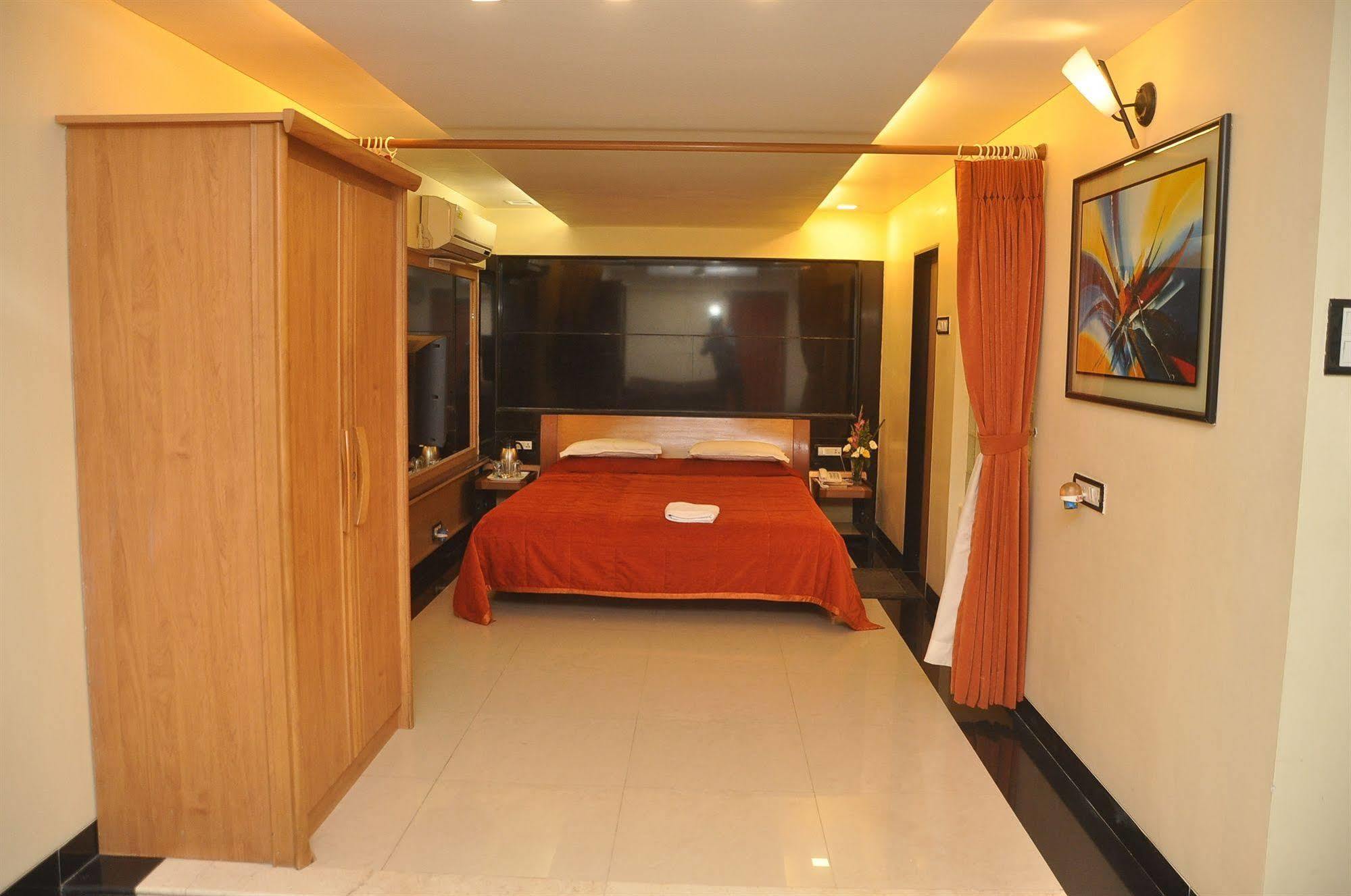 Hotel Metro Palace Mumbai  Buitenkant foto